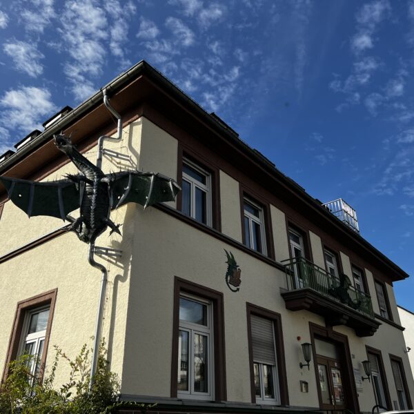 Drache hängt an Hauswand der Phantastischen Bibliothek